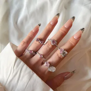 Detalle de anillos de plata de ley S925 con piedras de circonita rosa en corazón