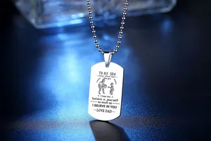 Dettaglio della collana con piastrina in acciaio inox incisa con messaggio 'A mio figlio'.