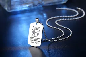 Dettaglio della collana con targhetta in acciaio inox incisa con dedica padre-figlio