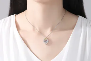 Nahaufnahme einer eleganten Herz-Halskette mit Kronendesign und funkelndem Zirkonstein