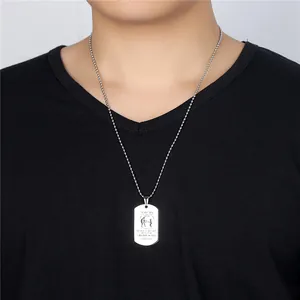 Collana con piastrina incisa in acciaio inossidabile per figlio indossata da un uomo in nero.
