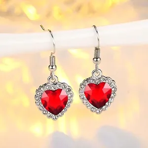 Elegante Titanic Heart of the Ocean Ohrhänger mit facettierten roten Herzkristallen