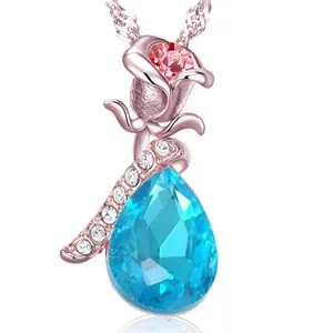 Primo piano del ciondolo a forma di rosa con cristallo a goccia blu chiaro