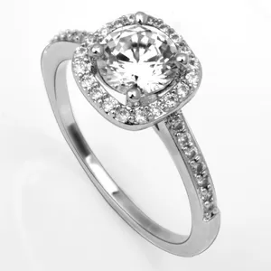 Primo piano di un anello vintage placcato in oro bianco con pietre di zircone.