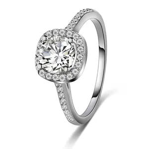 Vista dettagliata di un elegante anello di fidanzamento vintage con zirconi rotondi