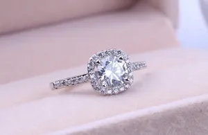 Primo piano di un anello placcato oro bianco con zircone centrale incastonato.