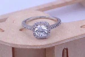 Dettaglio macro di anello placcato platino con incastonatura halo rotonda in zircone