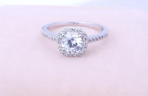Primo piano di un anello halo vintage con zircone e placcatura in oro bianco
