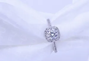 Anello vintage con halo di zirconi cubici e placcatura in oro bianco regalo per lei