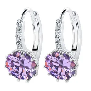 Dettaglio di eleganti orecchini a cerchio in argento con zirconi viola tondi