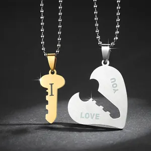 Dettaglio delle collane con ciondolo puzzle cuore e chiave in acciaio inossidabile