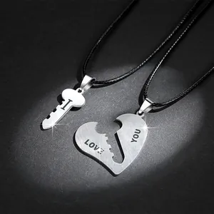 Dettaglio dei ciondoli a puzzle a forma di cuore e chiave per coppia in acciaio.