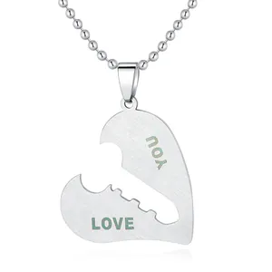 Dettaglio della collana puzzle a cuore in acciaio inox con incisione 'LOVE YOU'