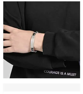 Detailansicht eines polierten Titanstahl-Panzerarmbands für Herren mit Gravurplatte
