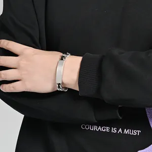 Poliertes Herrenarmband aus Titanstahl mit kubanischer Kette und Gravurplatte.