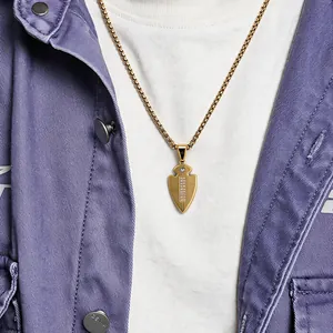 Gold arrowhead pendant necklace with sparkling diamonds for men's trendy street style