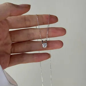 Vue rapprochée d'un élégant collier en argent S925 avec pendentif rond en moissanite