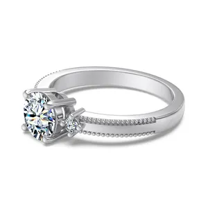 Ring aus S925 Sterlingsilber mit 1,06 ct D-Farbe Moissanit in einer Sechs-Klauen-Fassung