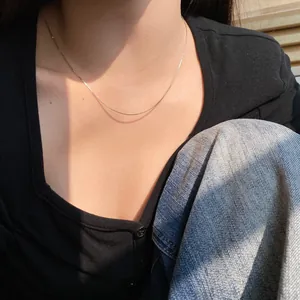 Délicat collier chaîne vénitienne en argent sterling S925 de 40 cm pour femme sur modèle
