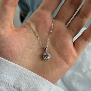 Vue macro d'un pendentif halo en moissanite ronde étincelante sur une chaîne en argent S925