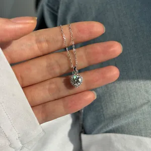 Vue macro détaillée d'un collier avec pendentif en moissanite en forme de cœur en argent 925
