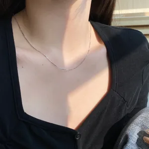 Gros plan détaillé montrant la texture fine d'un collier en argent sterling S925 à maille