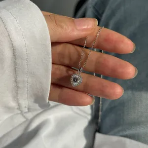 Primer plano de un collar de moissanita en forma de corazón en plata S925