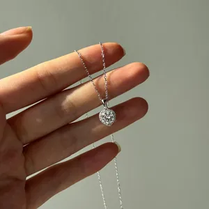 Détail d'un collier en argent 925 avec un pendentif étincelant en moissanite de cœur