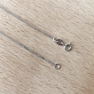 Détail du fermoir du collier chaîne box en argent sterling 925 avec gravure Italie