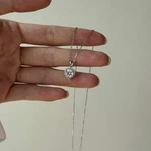 Detalle de un colgante de moissanita en forma de corazón de 1 quilate en cadena de plata.