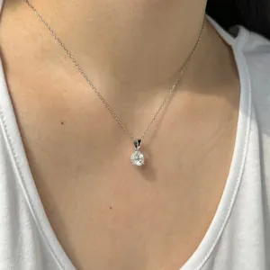 Vue détaillée d'un pendentif rond étincelant en moissanite sur une chaîne en argent S925