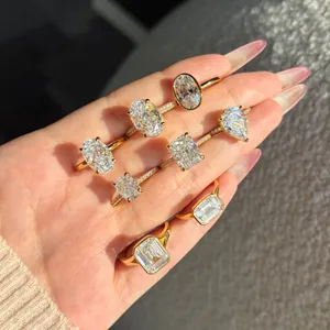 Sélection de bagues de fiançailles en argent sterling avec divers diamants taillés