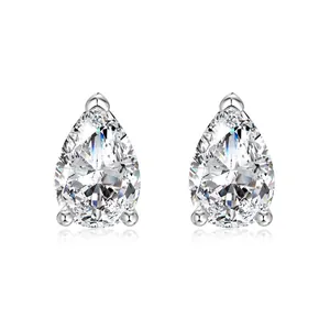 Vue détaillée de boucles d'oreilles en argent en forme de poire avec pierres facettées