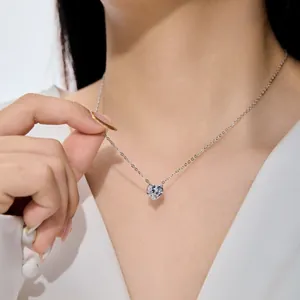 Détail d'un pendentif en zircone cubique en forme de cœur sur une chaîne en argent