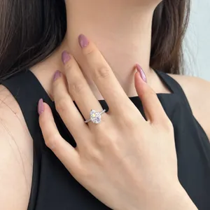 Détail d'une bague de fiançailles en argent S925 avec une pierre de taille poire