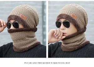 Nahaufnahme von Herren-Winterstrickmütze und Halswärmer mit dickem Plüschfutter