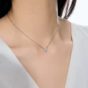 Gros plan d'un collier avec pendentif en forme de cœur en argent S925 sur un modèle
