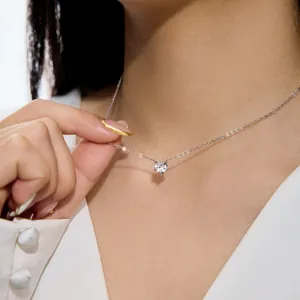 Détail d'un collier en argent sterling avec un pendentif en forme de cœur étincelant