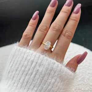 Détail montrant une bague de fiançailles en argent 925 avec une coupe ovale.