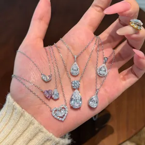 Vue détaillée de divers colliers en argent sterling S925 avec pendentifs cœur et goutte