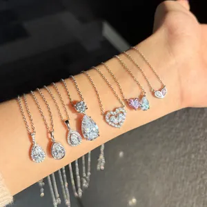 Plusieurs colliers en argent S925 avec pendentifs poire et cœur sur un bras