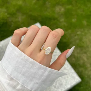 Élégante bague en argent S925 avec pierre ovale et fini doré portée par une femme au doigt