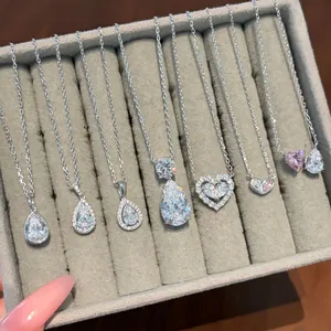 Vue détaillée de colliers en argent S925 avec d'élégants pendentifs goutte et cœur