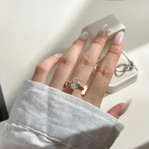 Gros plan d'une élégante bague en or avec un grand cristal ovale sur un doigt