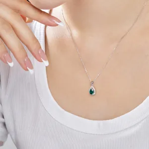 Élégant collier en argent sterling S925 avec un pendentif vert en forme de goutte d'eau.