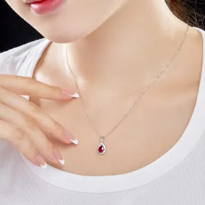 Détail du collier en argent S925 avec pendentif rubis en forme de goutte au cou