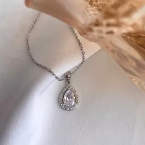 Gros plan du collier avec pendentif en argent S925 en forme de goutte et pierres halo