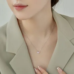 Un élégant collier coeur en argent S925 avec pendentif en cristal rose et clair