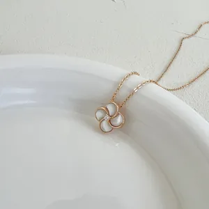 Elegante collana in oro rosa con ciondolo a quadrifoglio e petali in madreperla bianca.