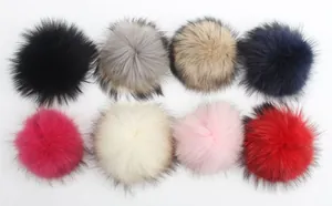 Vista detallada de pompones de piel de mapache auténtica multicolor de 15 cm para gorros